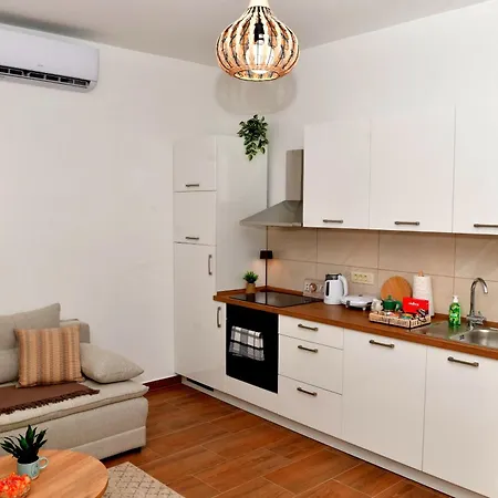 Tina 1 Apartman *